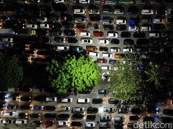 Puluhan Ribu Kendaraan Padati Pelabuhan Bakauheni Malam Ini