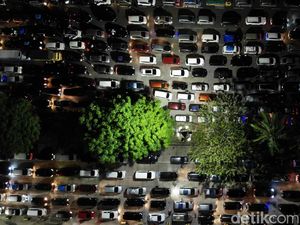 Puluhan Ribu Kendaraan Padati Pelabuhan Bakauheni Malam Ini Puluhan Ribu Kendaraan Padati Pelabuhan Bakauheni Malam Ini