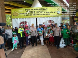 Polsek Pesanggrahan Rayakan Lebaran Bareng Seratusan Pemulung