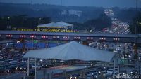 Potret Kepadatan Arus Balik di Gerbang Tol Cikatama