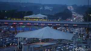 Potret Kepadatan Arus Balik di Gerbang Tol Cikatama