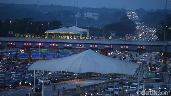 Potret Kepadatan Arus Balik di Gerbang Tol Cikatama
