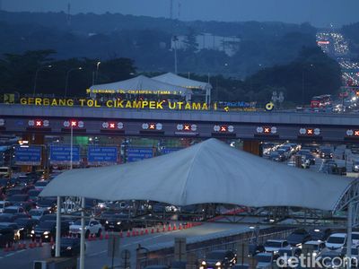 Potret Kepadatan Arus Balik di Gerbang Tol Cikatama