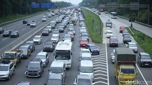 Potret Padatnya Kendaraan di Tol Menuju Jakarta
