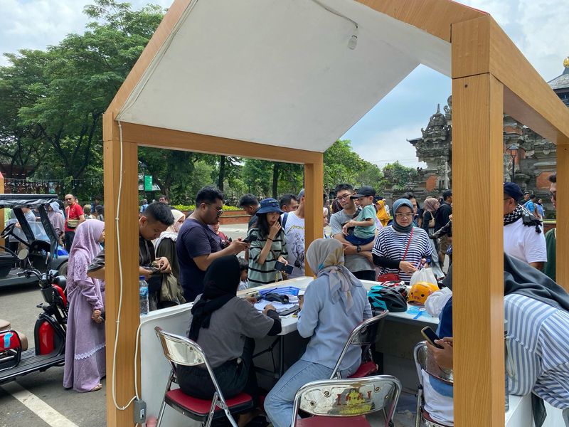 Ramainya pengunjung TMII sewa buggy car dan motor listrik