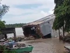 Rumah Sarang Walet di Pinrang Hanyut Terbawa Arus Banjir Kiriman Toraja Rumah Sarang Walet di Pinrang Hanyut Terbawa Arus Banjir Kiriman Toraja