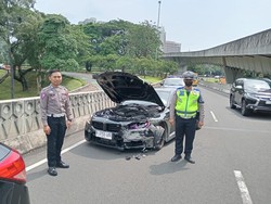 BMW Tabrak Pembatas Jalan di Simpang Susun Semanggi