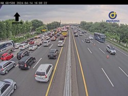 Sejumlah Titik di Tol Japek Arah Jakarta Padat Volume Kendaraan