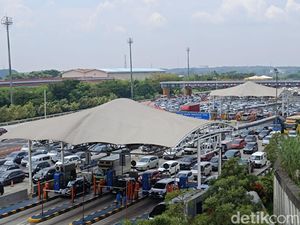 Penampakan Antrean Arus Balik di GT Cikatama Arah Jakarta Siang Ini Penampakan Antrean Arus Balik di GT Cikatama Arah Jakarta Siang Ini