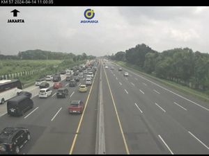 Tol Japek Km 65 Arah Jakarta Macet, Lalin ke Cipali Dialihkan ke Luar Tol