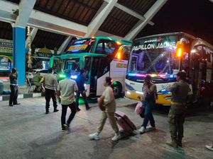 Penumpang Arus Balik di Terminal Mengwi Diprediksi Melonjak Senin Penumpang Arus Balik di Terminal Mengwi Diprediksi Melonjak Senin