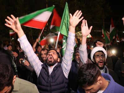 Sorak Gembira Warga Iran Rayakan Serangan ke Israel