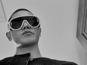 Potret TAEYONG NCT Berkepala Plontos Jelang Berangkat Wamil Potret TAEYONG NCT Berkepala Plontos Jelang Berangkat Wamil