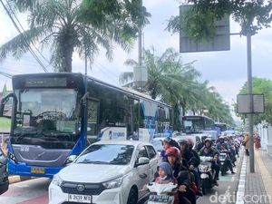 Lalu Lintas Padat Menuju Taman Margasatwa Ragunan di H+4 Lebaran