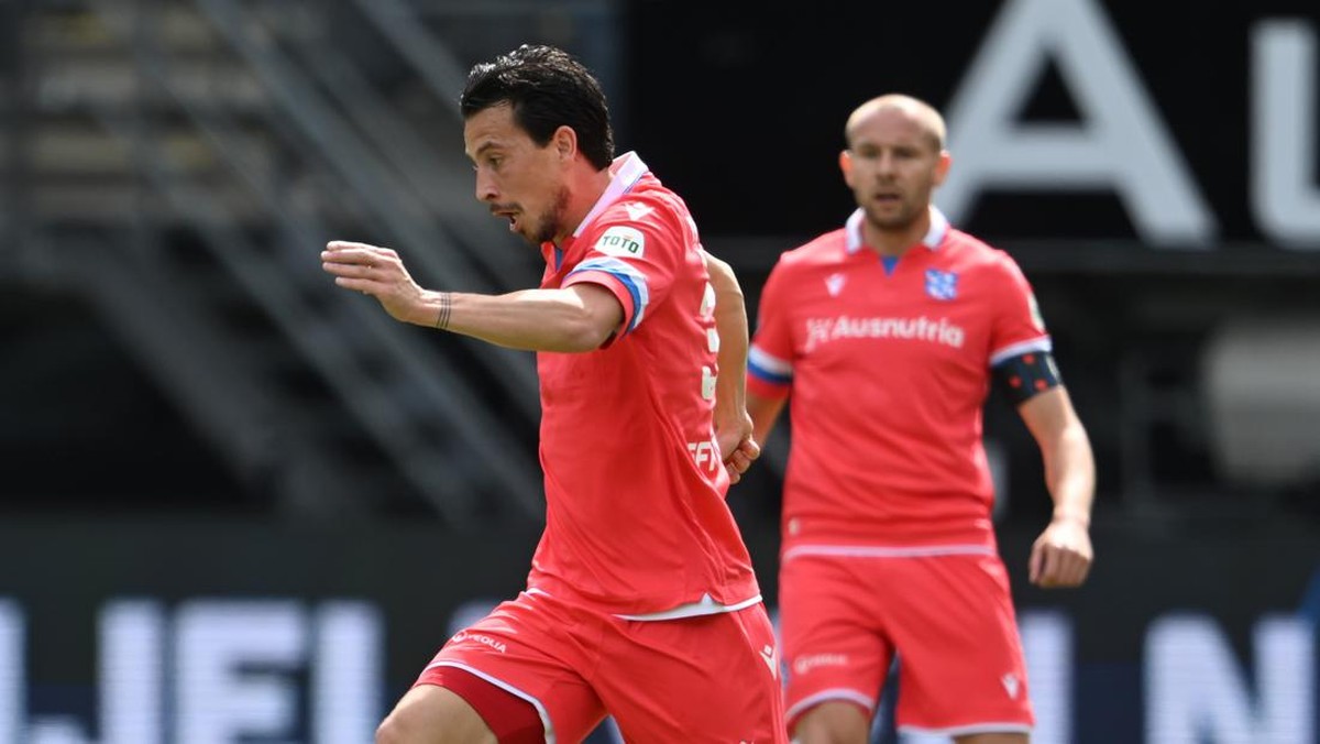 Thom Haye di laga Heracles vs Heerenveen. (Foto: Twitter @scHeerenveen)