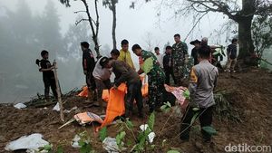 Potret Evakuasi 19 Korban Longsor di Tator hingga 15 Orang Ditemukan Tewas