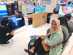 Senangnya Pelanggan Dapat Diskon Gede saat Beli TV di Transmart Full Day Sale