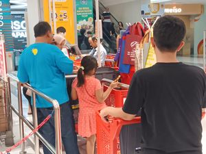 Transmart Full Day Sale Hari Ini Mau Selesai, Gerai Kokas Masih Padat Pembeli Transmart Full Day Sale Hari Ini Mau Selesai, Gerai Kokas Masih Padat Pembeli