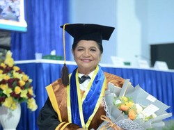 Perkenalkan Bernadete Koten, Profesor Perempuan Pertama dari Flores Timur