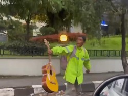 Viral Pria Pukul Pemotor Cewek Pakai Gitar di Malang