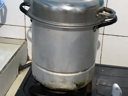 Viral Bikin Ngakak, Nenek Kukus Nasi Kuning Ditinggal Mandi, Malah Jadi Begini