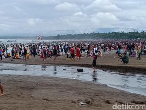 Wisatawan Asal Bandung Bawa Sajam di Pangandaran, Berakhir Dikeroyok Warga