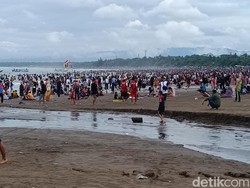 Wisatawan Asal Bandung Bawa Sajam di Pangandaran, Berakhir Dikeroyok Warga