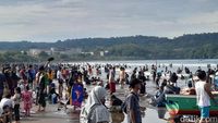 Lautan Manusia di Pantai Pangandaran Saat Libur Lebaran