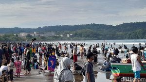 Lautan Manusia di Pantai Pangandaran Saat Libur Lebaran