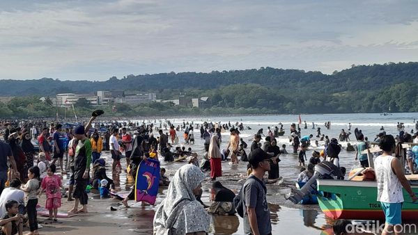 Lautan Manusia di Pantai Pangandaran Saat Libur Lebaran
