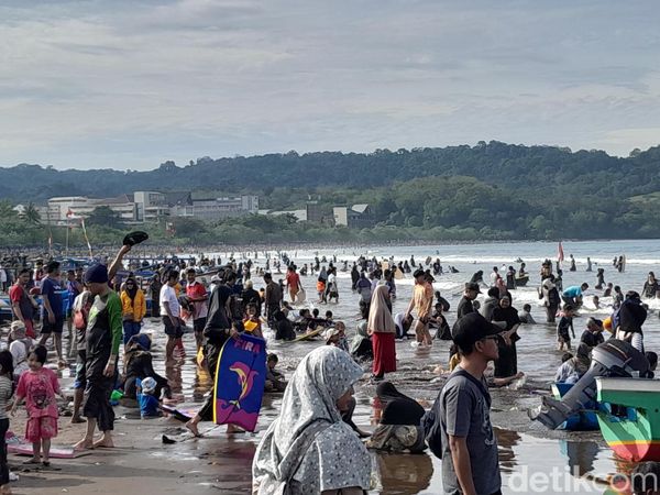 Lautan Manusia di Pantai Pangandaran Saat Libur Lebaran