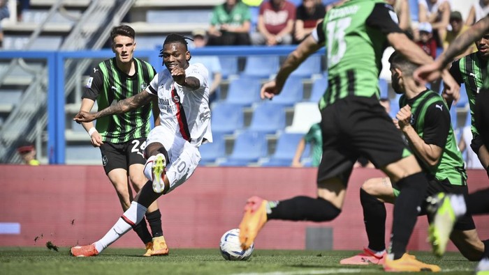 Milans Rafael Leao, second left, scores their sides first goal of the game during the Serie A soccer match between Sassuolo and Milan at Mapei Stadium in Sassuolo, Italy, Sunday April 14, 2024 (Massimo Paolone/LaPresse)