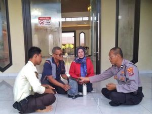 Amankan Tas Pemudik Isi Rp 100 Juta, Aiptu Supriyanto Dapat Penghargaan Amankan Tas Pemudik Isi Rp 100 Juta, Aiptu Supriyanto Dapat Penghargaan