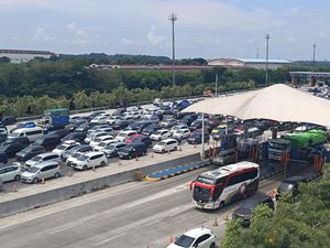 Antrean Kendaraan Mengular di GT Cikampek Utama Arah Jakarta