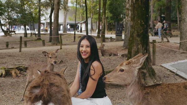 Cantiknya Anya Geraldine Liburan di Taman Nara Jepang
