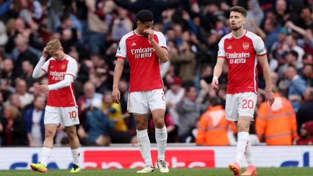 Soccer Football - Premier League - Arsenal v Aston Villa - Emirates Stadium, London, Britain - April 14, 2024 Arsenal's William Saliba and Jorginho look dejected Aston Villa's Ollie Watkins scores their second goal Action Images via Reuters/Paul Childs NO USE WITH UNAUTHORIZED AUDIO, VIDEO, DATA, FIXTURE LISTS, CLUB/LEAGUE LOGOS OR 'LIVE' SERVICES. ONLINE IN-MATCH USE LIMITED TO 45 IMAGES, NO VIDEO EMULATION. NO USE IN BETTING, GAMES OR SINGLE CLUB/LEAGUE/PLAYER PUBLICATIONS.