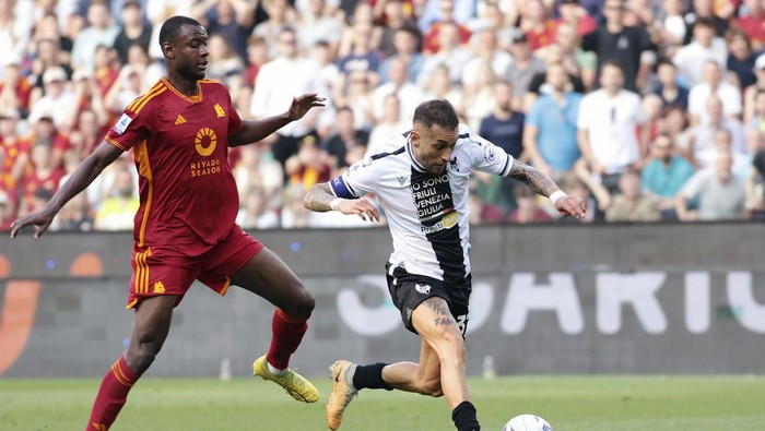 Udineses Roberto Pereyra scores his sides opening goal during the Serie A soccer match between Udinese and Roma at the Bluenergy Stadium in Udine, Italy,  Sunday, April 14, 2024. (Andrea Bressanutti/LaPresse via AP)