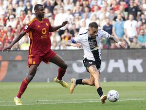 Udinese Vs Roma: Evan Ndicka Kolaps, Laga Dihentikan Udinese Vs Roma: Evan Ndicka Kolaps, Laga Dihentikan