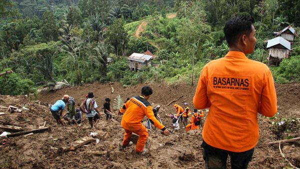 Pencarian Korban Tanah Longsor di Tana Toraja