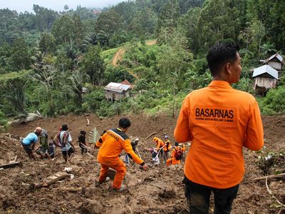 Pencarian Korban Tanah Longsor di Tana Toraja