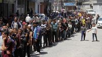Buka Setelah Tutup Berbulan-bulan, Toko Roti di Gaza Diserbu Warga