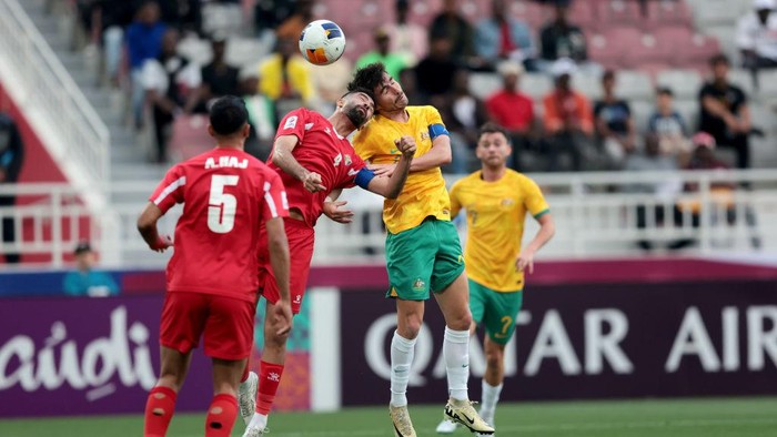 DOHA, QATAR - APRIL 15: Callum Talbot of Australia competes for the ball with Danial Ahmed of Jordan during the AFC U23 Asian Cup Group A match between Australia and Jordan at Abdullah bin Khalifa Stadium on April 15, 2024 in Doha, Qatar. (Photo by Mohamed Farag/Getty Images)