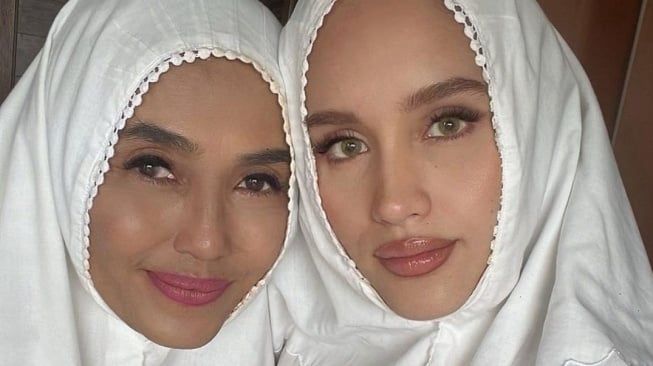 Cinta Laura dan sang ibu