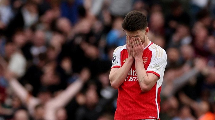 Soccer Football - Premier League - Arsenal v Aston Villa - Emirates Stadium, London, Britain - April 14, 2024 Arsenals Declan Rice reacts Action Images via Reuters/Paul Childs NO USE WITH UNAUTHORIZED AUDIO, VIDEO, DATA, FIXTURE LISTS, CLUB/LEAGUE LOGOS OR LIVE SERVICES. ONLINE IN-MATCH USE LIMITED TO 45 IMAGES, NO VIDEO EMULATION. NO USE IN BETTING, GAMES OR SINGLE CLUB/LEAGUE/PLAYER PUBLICATIONS.     TPX IMAGES OF THE DAY
