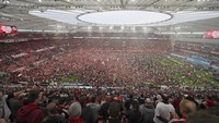Suporter langsung membanjiri lapangan permainan BayArena, larut dalam suka-cita. Foto: AP/David Inderlied