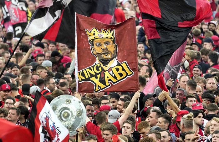 Fans Leverkusen, Bayer Leverkusen juara Bundesliga Leverkusen fans celebrate after Bayer Leverkusen won the German Bundesliga title beating Werder Bremen in Leverkusen, Germany, Sunday, April 14, 2024. (AP Photo/Martin Meissner)