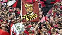 Suporter Leverkusen sudah siap merayakan gelar juara di BayArena, ketika timnya menjamu Werder Bremen. Foto: AP/Martin Meissner
