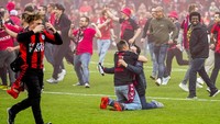 Setelah lima kali jadi runner-up Bundesliga, sampai diolok-olok Neverkusen, Bayer Leverkusen akhirnya juara juga. Fansnya jelas larut dalam suka-cita. Foto: AP/Martin Meissner