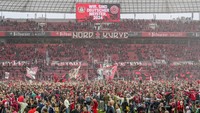 Dan perayaan pun dimulai seketika laga selesai. Skuad Xabi Alonso menang 5-0 melawan Bremen. Bayer Leverkusen juara Bundesliga! Foto: AP/Martin Meissner