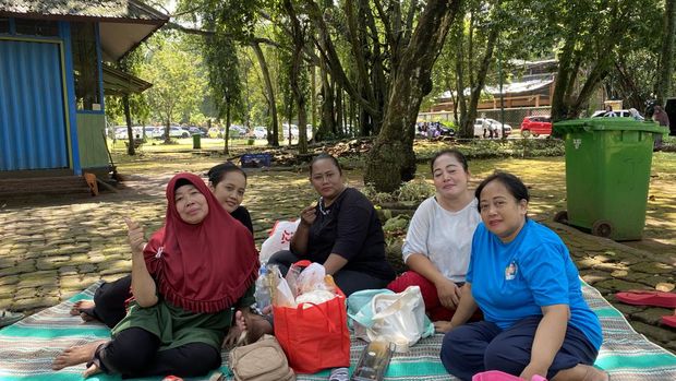 Ida dan keluarganya piknik di Ragunan (Devi/detikcom)